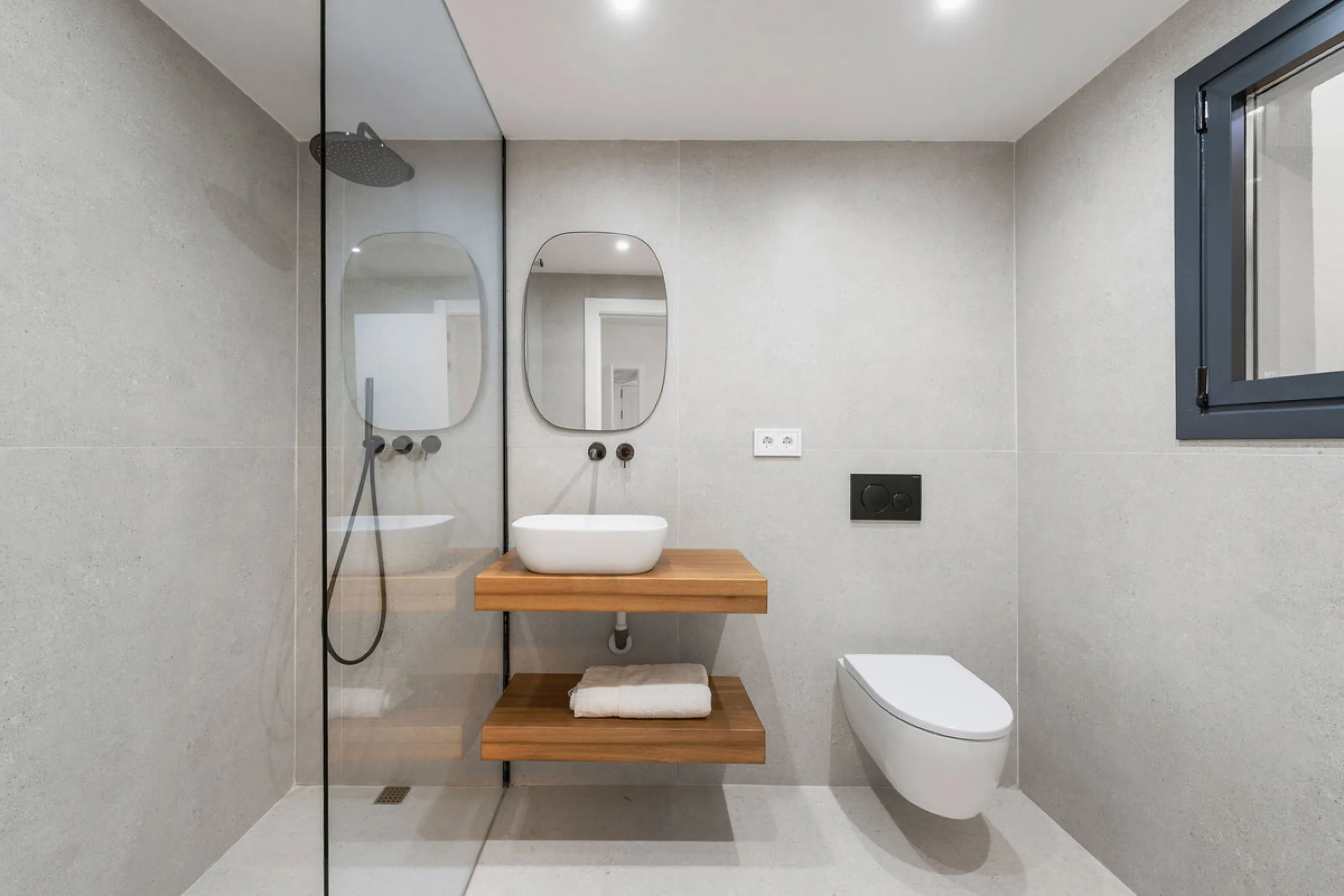 Beautifully designed three-story townhouse for sale in Nueva Andalucía's Golf Valley. Recently renovated, the property blends Mediterranean charm with the clean lines and functionality of modern living. Its architecture captures the lifestyle expectations