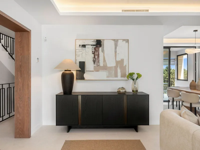 Beautifully designed three-story townhouse for sale in Nueva Andalucía's Golf Valley. Recently renovated, the property blends Mediterranean charm with the clean lines and functionality of modern living. Its architecture captures the lifestyle expectations