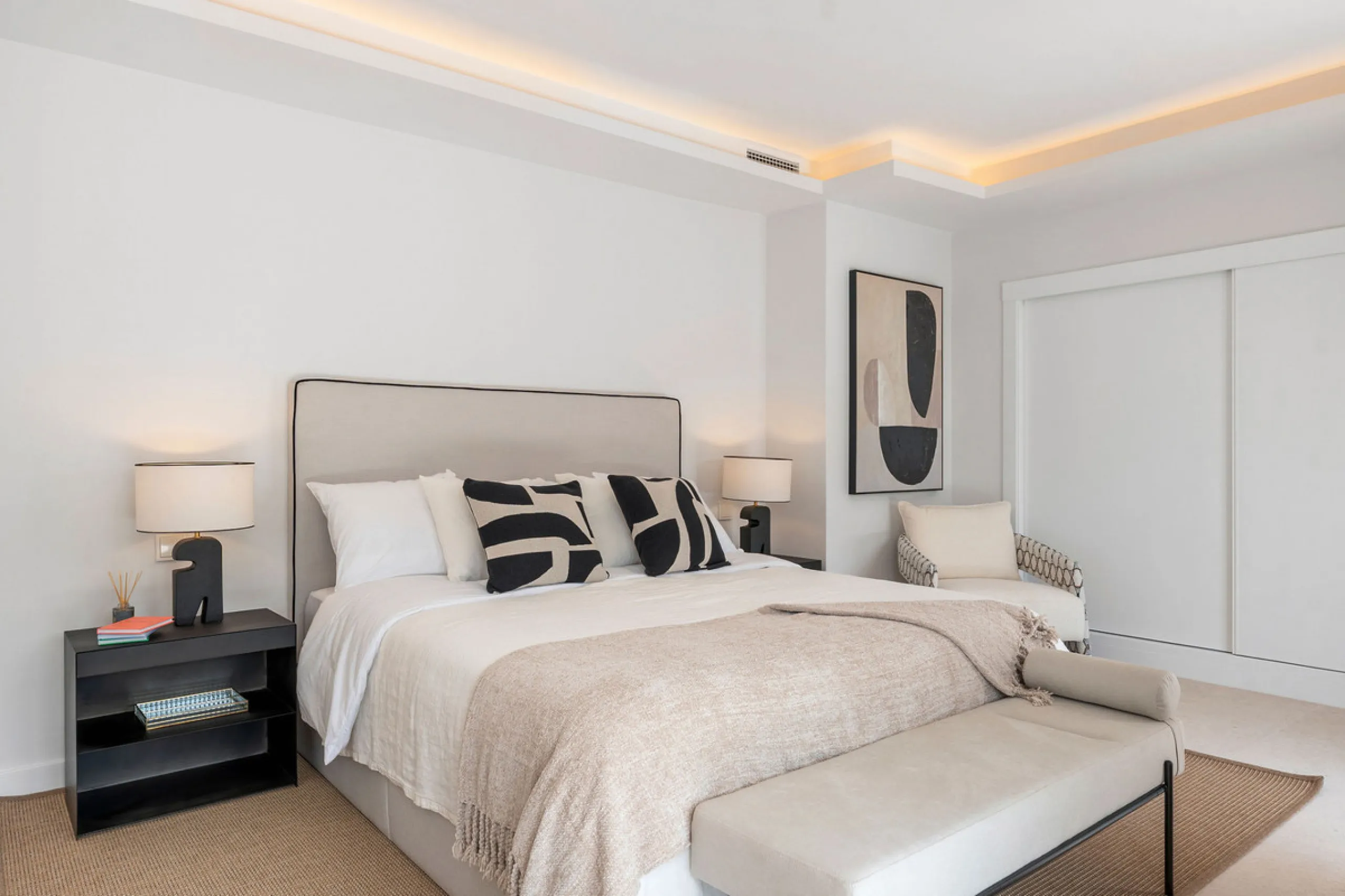 Beautifully designed three-story townhouse for sale in Nueva Andalucía's Golf Valley. Recently renovated, the property blends Mediterranean charm with the clean lines and functionality of modern living. Its architecture captures the lifestyle expectations