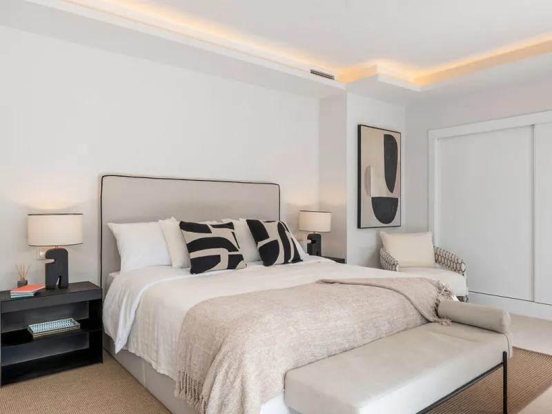 Beautifully designed three-story townhouse for sale in Nueva Andalucía's Golf Valley. Recently renovated, the property blends Mediterranean charm with the clean lines and functionality of modern living. Its architecture captures the lifestyle expectations
