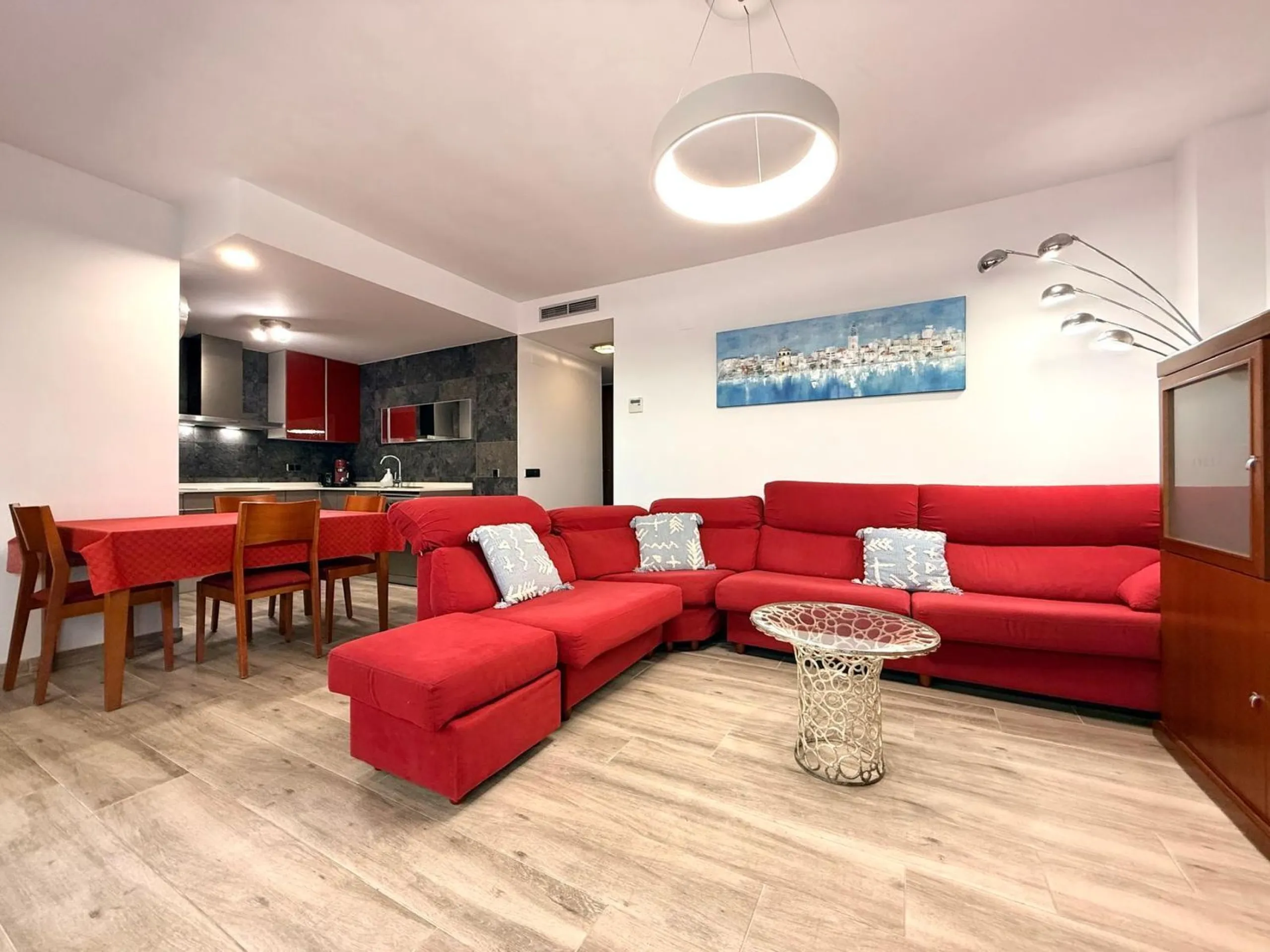 Piso moderno con terraza y servicios premium a 20 metros del mar en Cambrils
