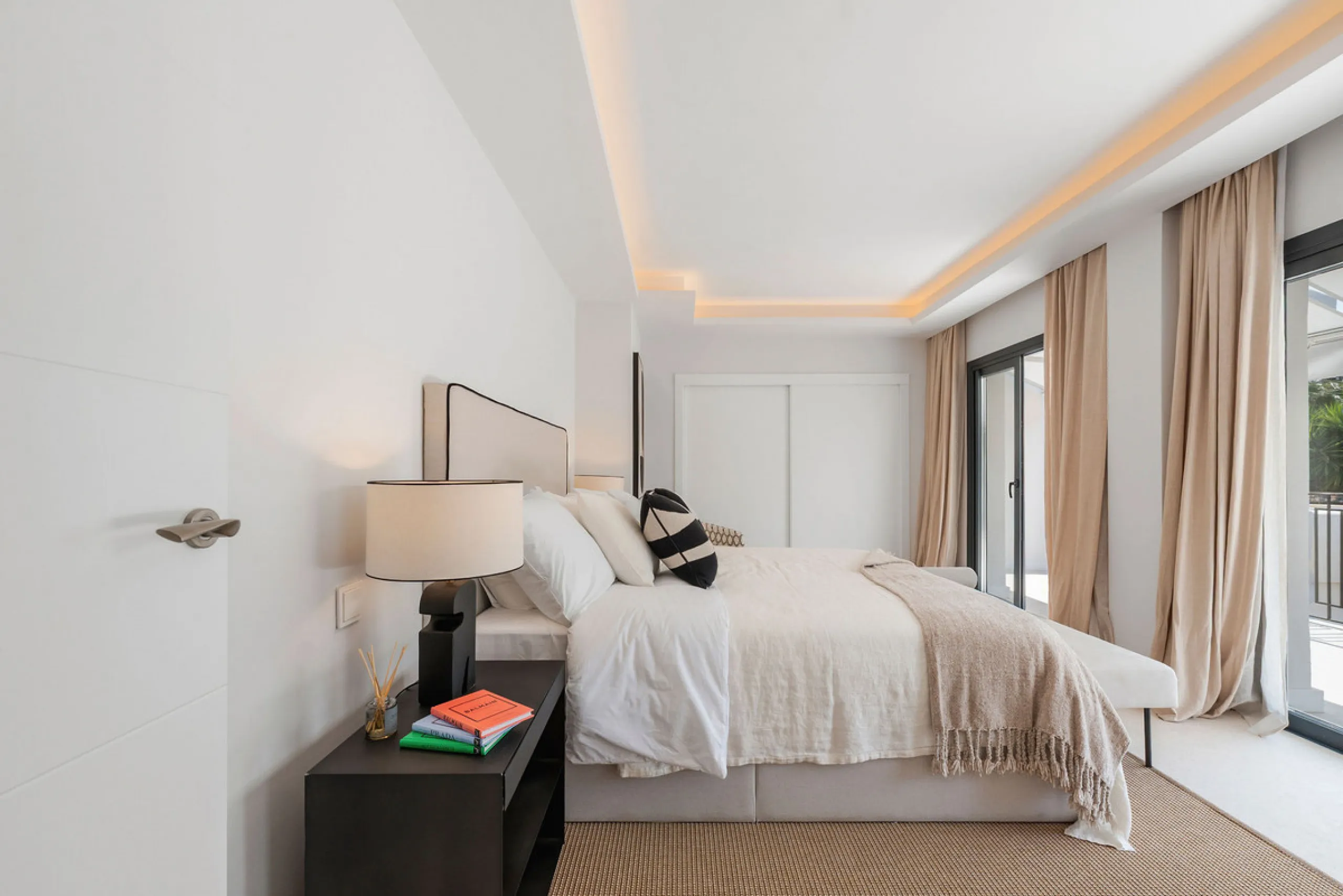 Beautifully designed three-story townhouse for sale in Nueva Andalucía's Golf Valley. Recently renovated, the property blends Mediterranean charm with the clean lines and functionality of modern living. Its architecture captures the lifestyle expectations