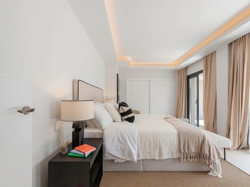 Beautifully designed three-story townhouse for sale in Nueva Andalucía's Golf Valley. Recently renovated, the property blends Mediterranean charm with the clean lines and functionality of modern living. Its architecture captures the lifestyle expectations
