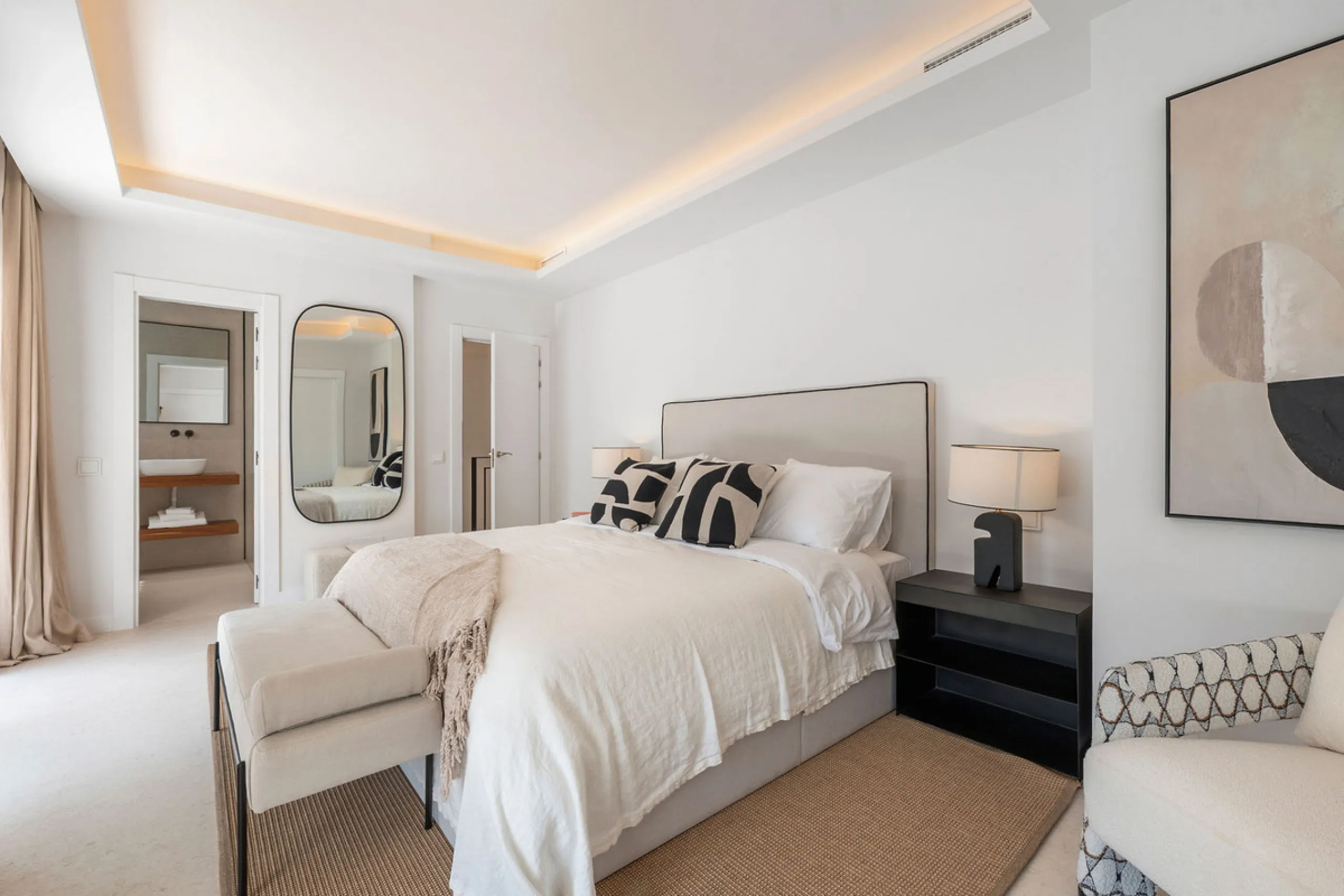 Beautifully designed three-story townhouse for sale in Nueva Andalucía's Golf Valley. Recently renovated, the property blends Mediterranean charm with the clean lines and functionality of modern living. Its architecture captures the lifestyle expectations