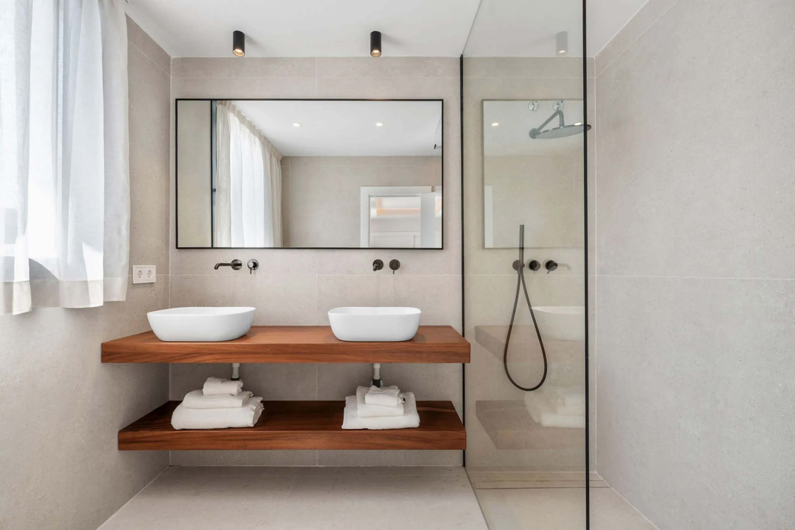 Beautifully designed three-story townhouse for sale in Nueva Andalucía's Golf Valley. Recently renovated, the property blends Mediterranean charm with the clean lines and functionality of modern living. Its architecture captures the lifestyle expectations