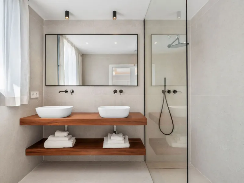 Beautifully designed three-story townhouse for sale in Nueva Andalucía's Golf Valley. Recently renovated, the property blends Mediterranean charm with the clean lines and functionality of modern living. Its architecture captures the lifestyle expectations