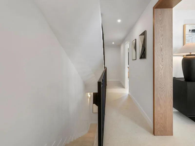 Beautifully designed three-story townhouse for sale in Nueva Andalucía's Golf Valley. Recently renovated, the property blends Mediterranean charm with the clean lines and functionality of modern living. Its architecture captures the lifestyle expectations
