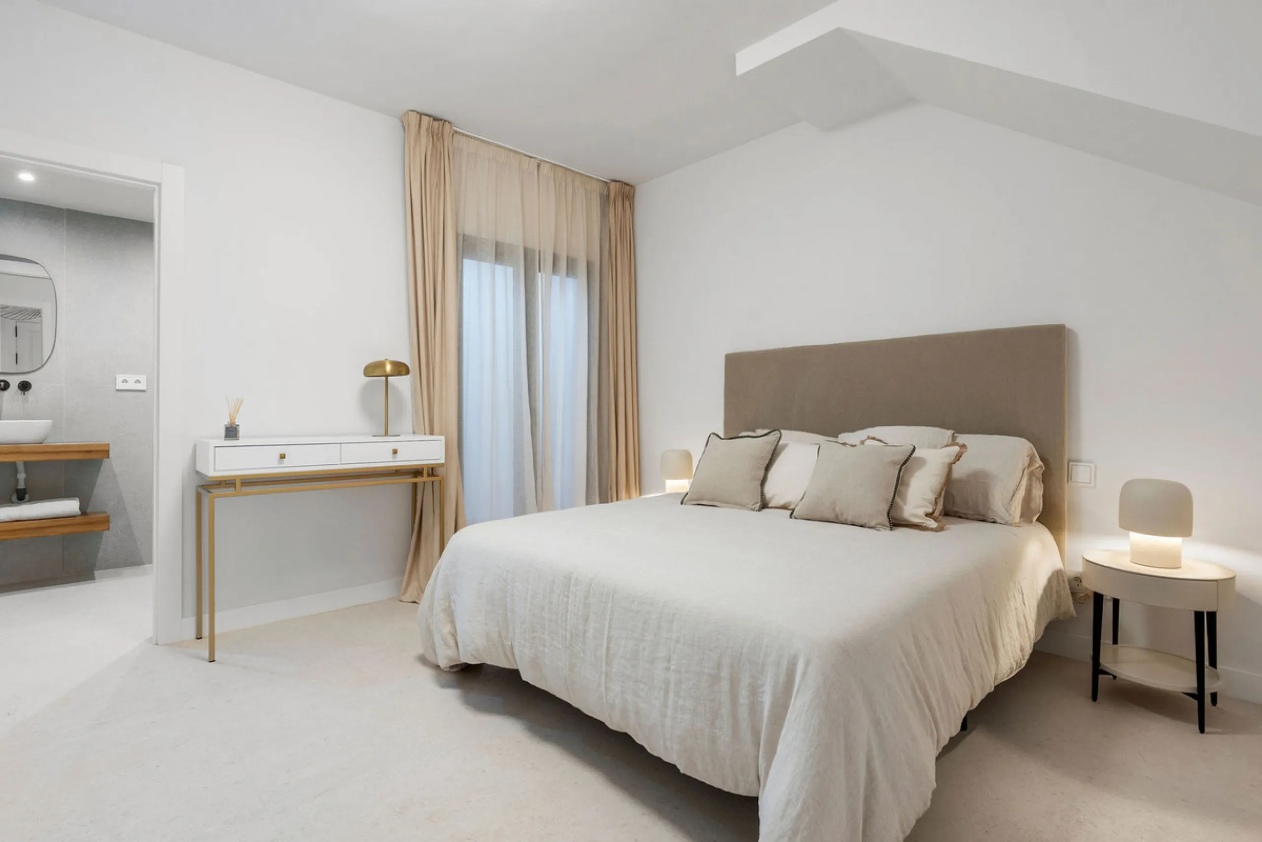 Beautifully designed three-story townhouse for sale in Nueva Andalucía's Golf Valley. Recently renovated, the property blends Mediterranean charm with the clean lines and functionality of modern living. Its architecture captures the lifestyle expectations