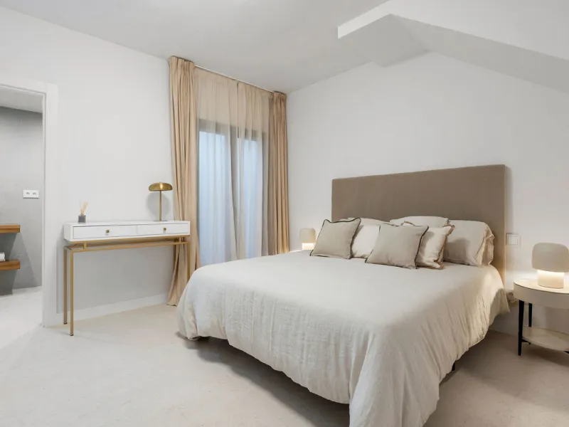 Beautifully designed three-story townhouse for sale in Nueva Andalucía's Golf Valley. Recently renovated, the property blends Mediterranean charm with the clean lines and functionality of modern living. Its architecture captures the lifestyle expectations