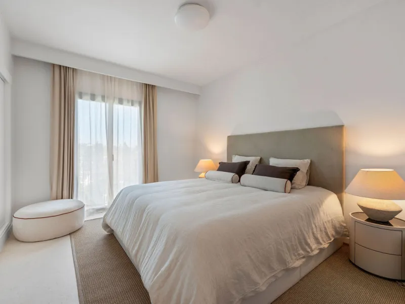 Beautifully designed three-story townhouse for sale in Nueva Andalucía's Golf Valley. Recently renovated, the property blends Mediterranean charm with the clean lines and functionality of modern living. Its architecture captures the lifestyle expectations