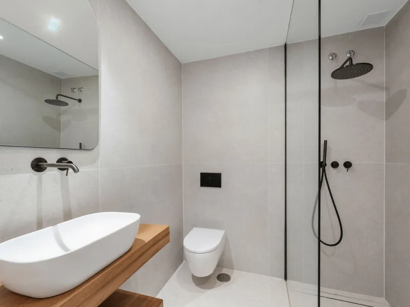 Beautifully designed three-story townhouse for sale in Nueva Andalucía's Golf Valley. Recently renovated, the property blends Mediterranean charm with the clean lines and functionality of modern living. Its architecture captures the lifestyle expectations