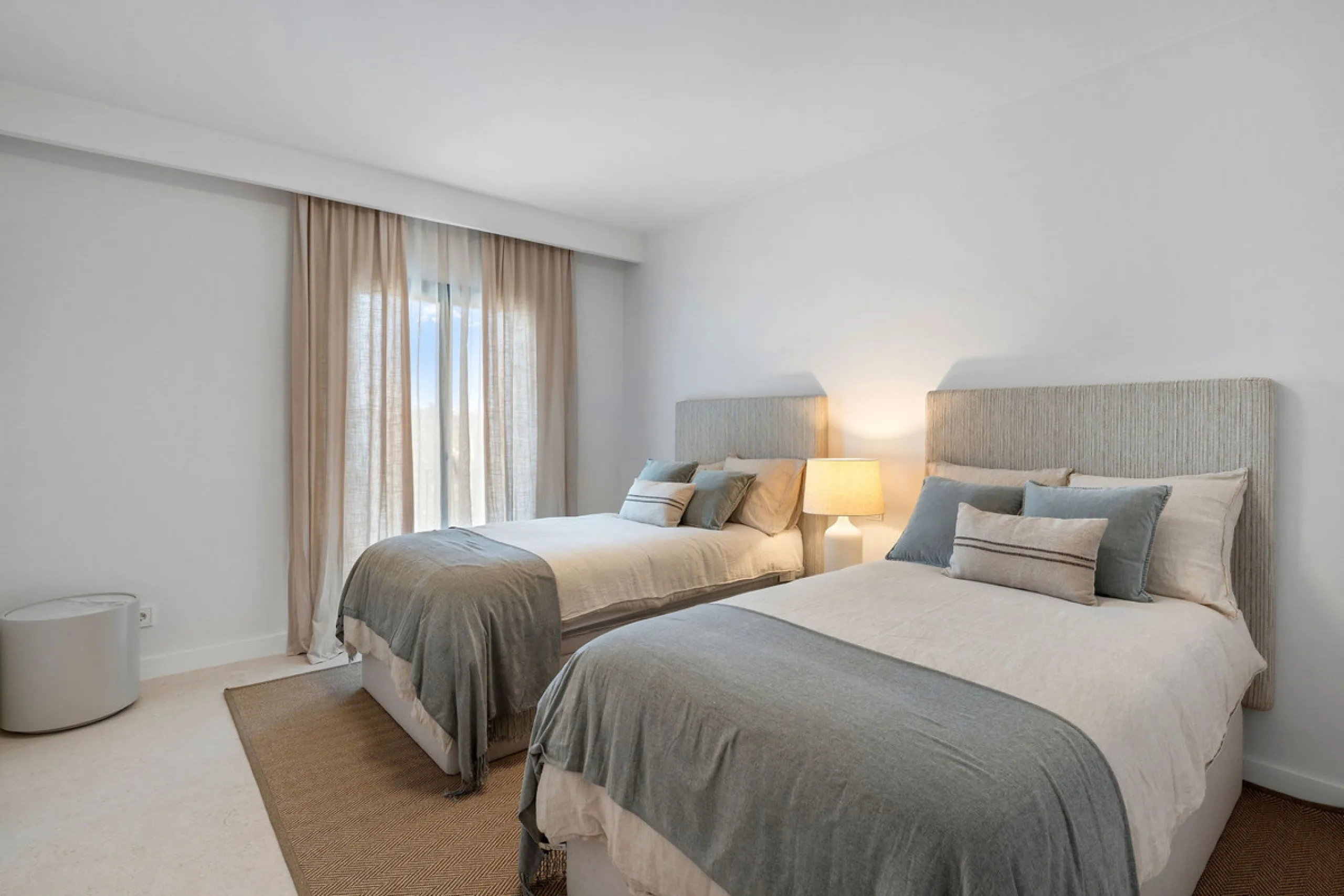 Beautifully designed three-story townhouse for sale in Nueva Andalucía's Golf Valley. Recently renovated, the property blends Mediterranean charm with the clean lines and functionality of modern living. Its architecture captures the lifestyle expectations