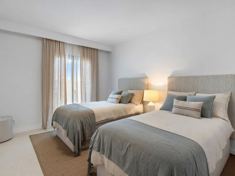 Beautifully designed three-story townhouse for sale in Nueva Andalucía's Golf Valley. Recently renovated, the property blends Mediterranean charm with the clean lines and functionality of modern living. Its architecture captures the lifestyle expectations