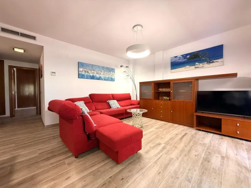 Piso moderno con terraza y servicios premium a 20 metros del mar en Cambrils