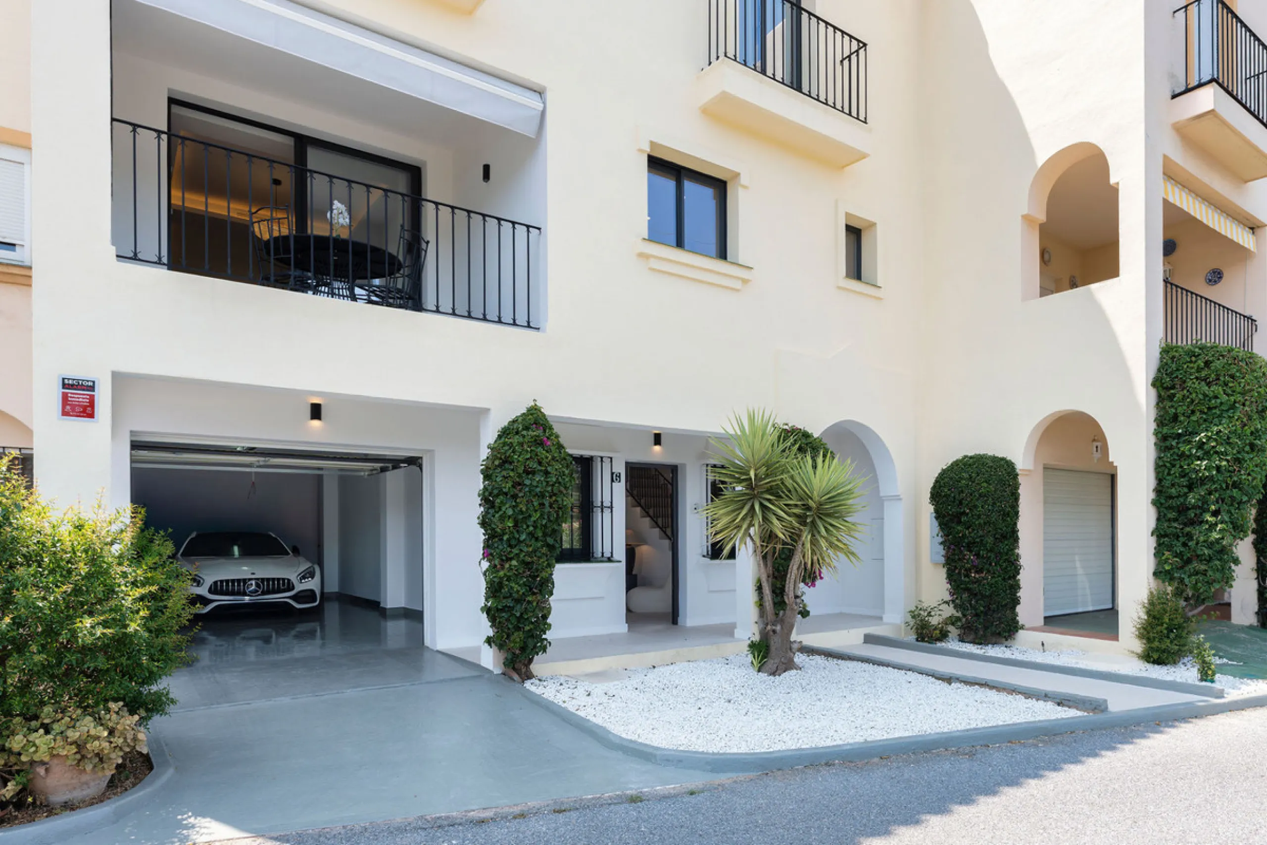 Beautifully designed three-story townhouse for sale in Nueva Andalucía's Golf Valley. Recently renovated, the property blends Mediterranean charm with the clean lines and functionality of modern living. Its architecture captures the lifestyle expectations