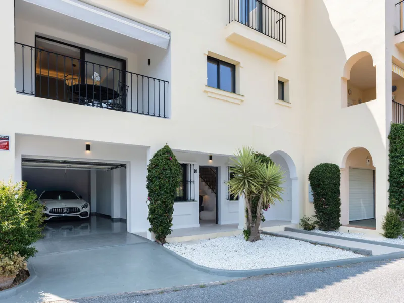 Beautifully designed three-story townhouse for sale in Nueva Andalucía's Golf Valley. Recently renovated, the property blends Mediterranean charm with the clean lines and functionality of modern living. Its architecture captures the lifestyle expectations