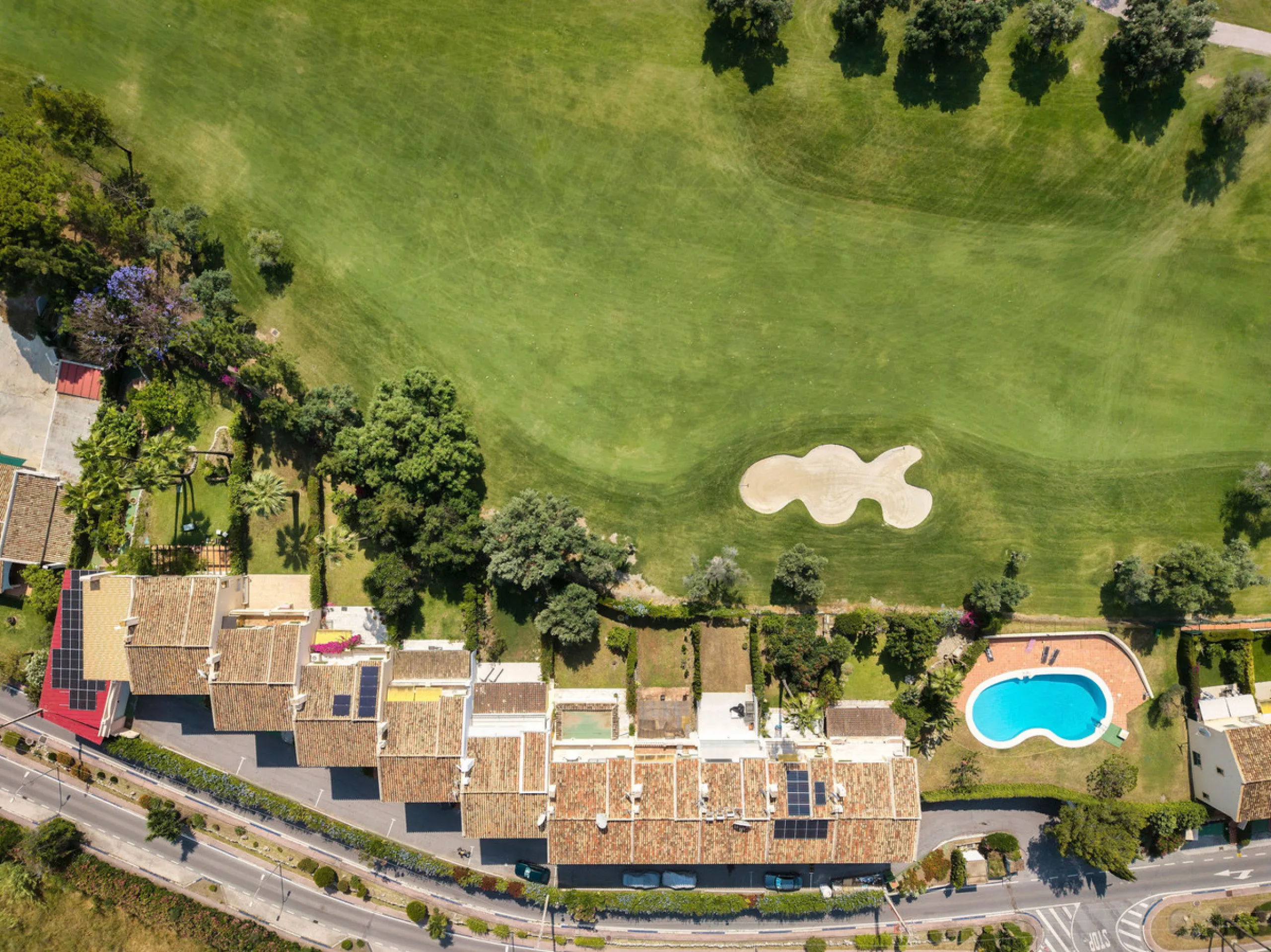 Beautifully designed three-story townhouse for sale in Nueva Andalucía's Golf Valley. Recently renovated, the property blends Mediterranean charm with the clean lines and functionality of modern living. Its architecture captures the lifestyle expectations