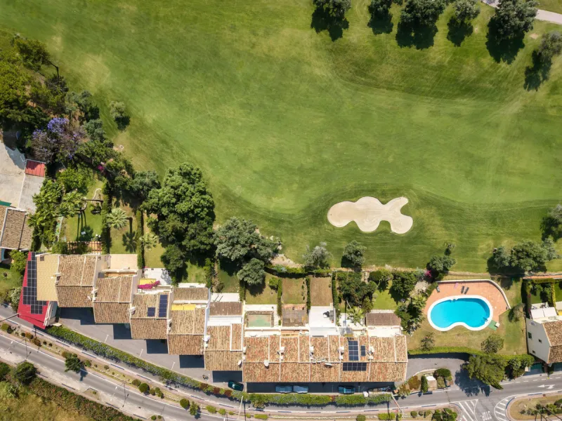 Beautifully designed three-story townhouse for sale in Nueva Andalucía's Golf Valley. Recently renovated, the property blends Mediterranean charm with the clean lines and functionality of modern living. Its architecture captures the lifestyle expectations