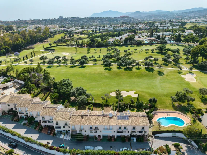 Beautifully designed three-story townhouse for sale in Nueva Andalucía's Golf Valley. Recently renovated, the property blends Mediterranean charm with the clean lines and functionality of modern living. Its architecture captures the lifestyle expectations