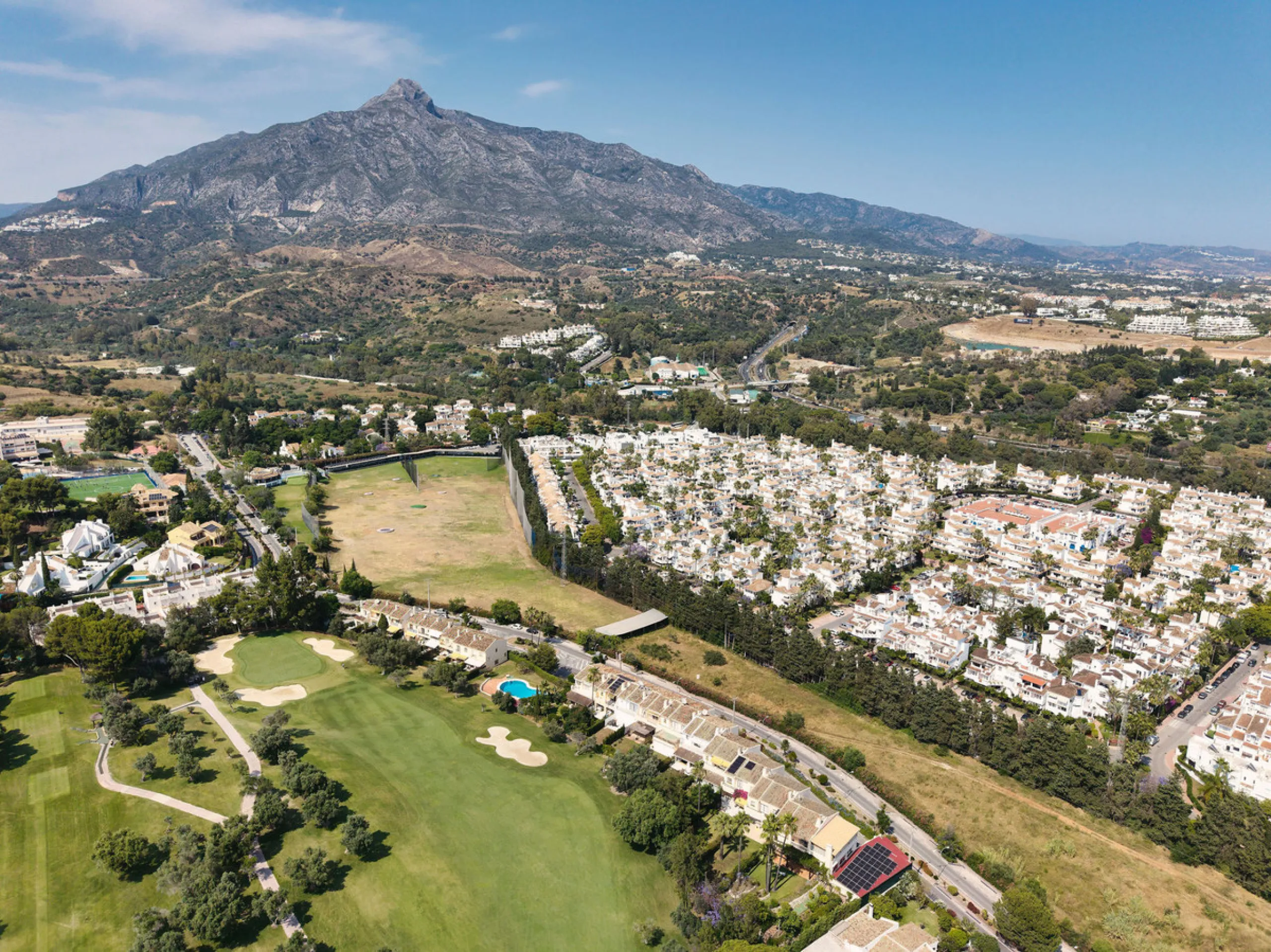 Beautifully designed three-story townhouse for sale in Nueva Andalucía's Golf Valley. Recently renovated, the property blends Mediterranean charm with the clean lines and functionality of modern living. Its architecture captures the lifestyle expectations