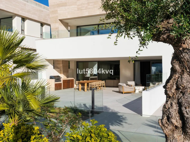Apartment - Ground Floor Apartment в продаже в Marbella, Málaga. В доме 4 спален и 5 ванных комнат. Площадь дома 443 м²
