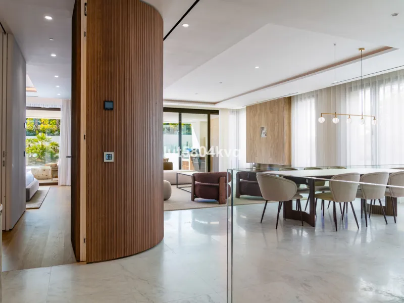 Apartment - Ground Floor Apartment в продаже в Marbella, Málaga. В доме 4 спален и 5 ванных комнат. Площадь дома 443 м²
