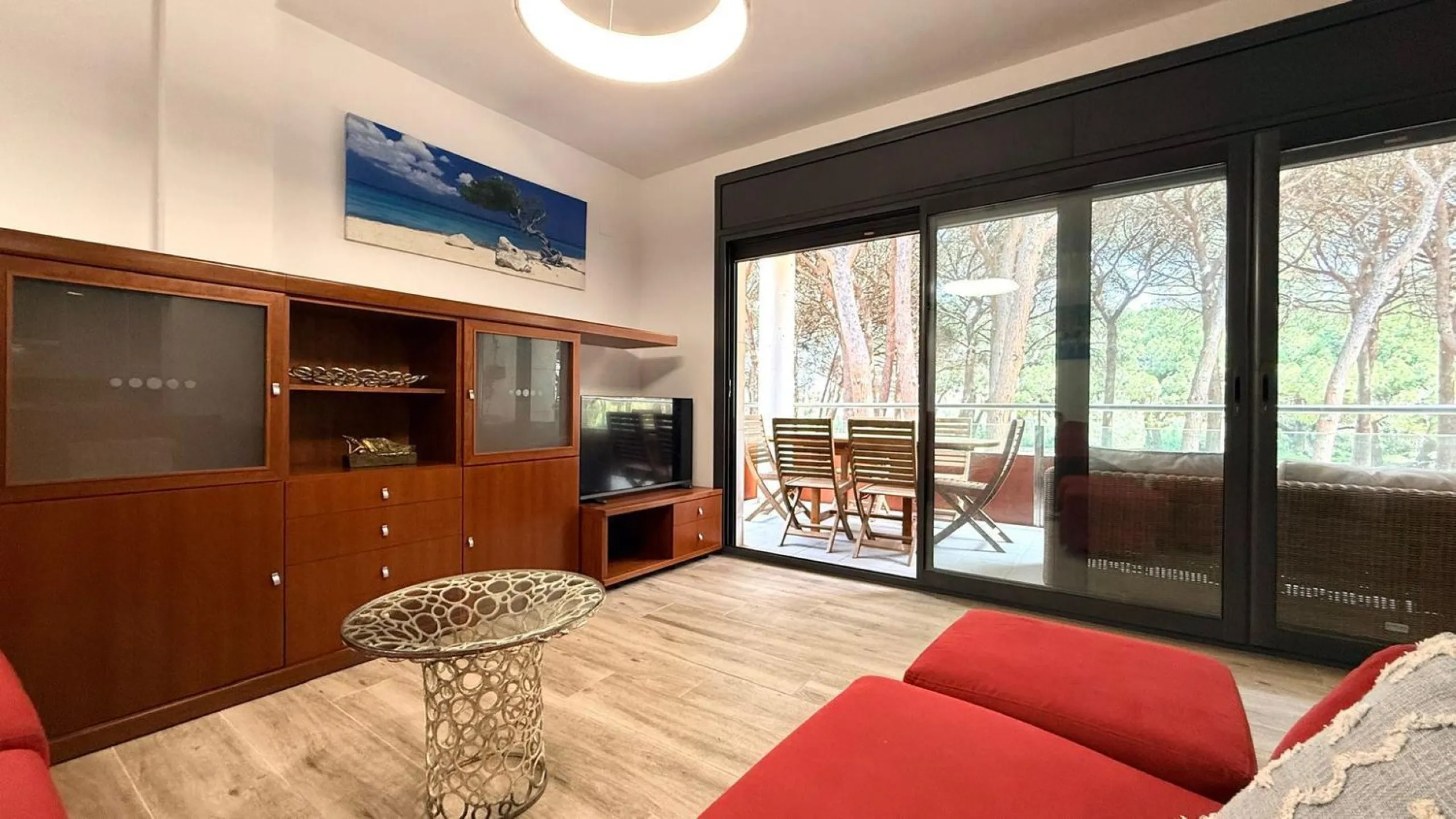 Piso moderno con terraza y servicios premium a 20 metros del mar en Cambrils