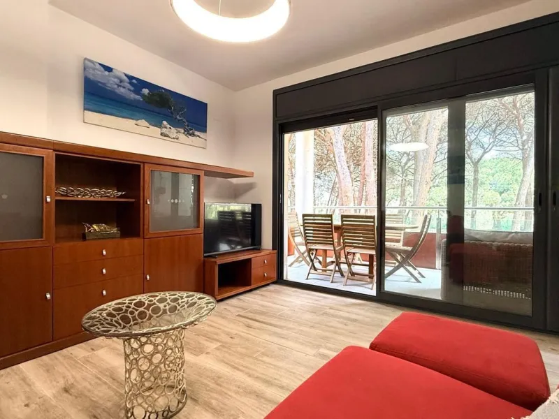 Piso moderno con terraza y servicios premium a 20 metros del mar en Cambrils