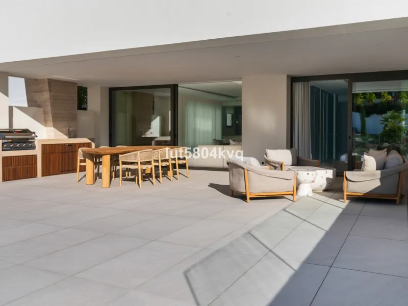Apartment - Ground Floor Apartment в продаже в Marbella, Málaga. В доме 4 спален и 5 ванных комнат. Площадь дома 443 м²