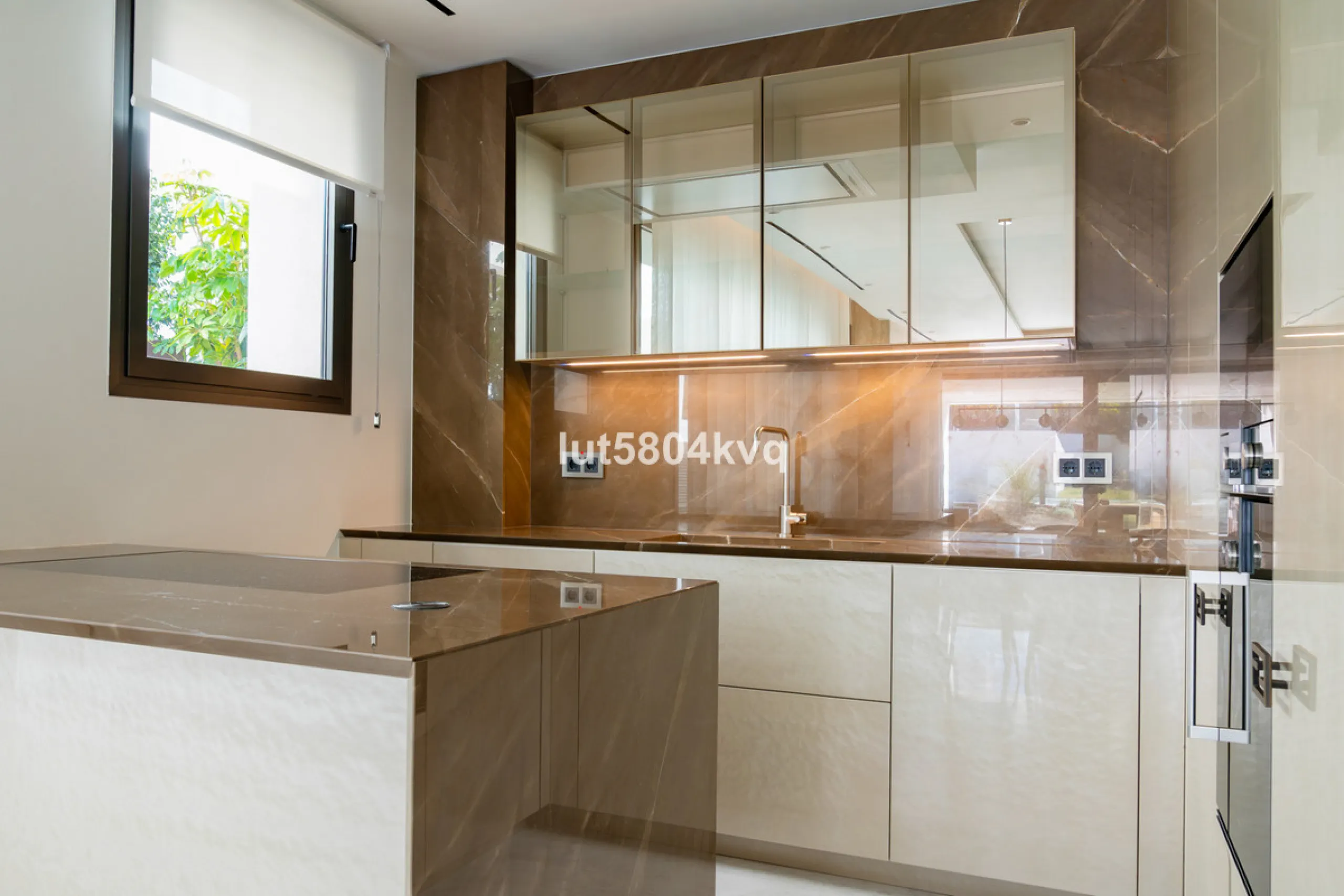 Apartment - Ground Floor Apartment в продаже в Marbella, Málaga. В доме 4 спален и 5 ванных комнат. Площадь дома 443 м²