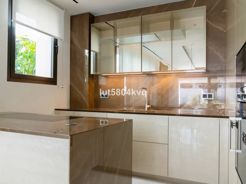 Apartment - Ground Floor Apartment в продаже в Marbella, Málaga. В доме 4 спален и 5 ванных комнат. Площадь дома 443 м²