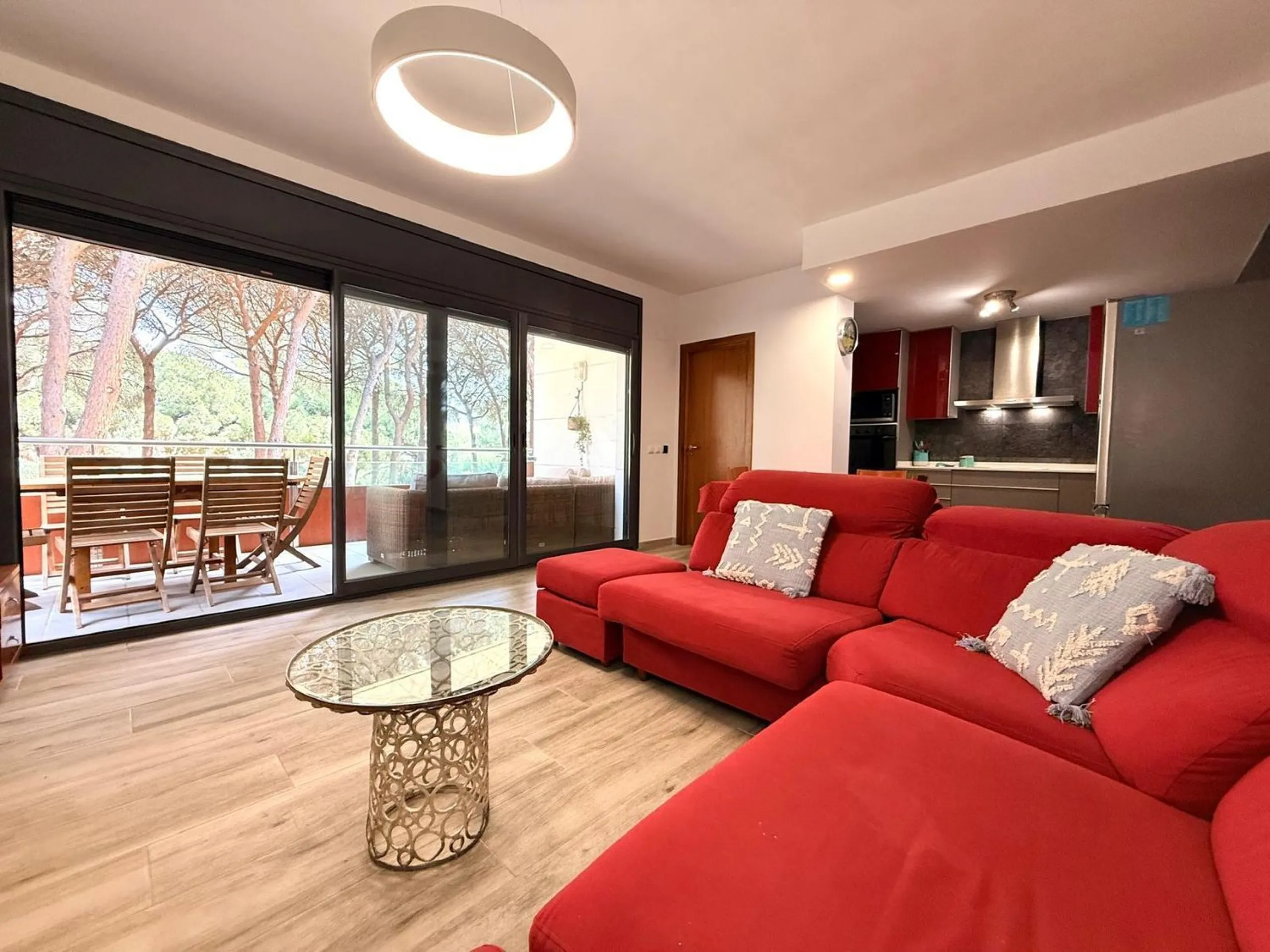 Piso moderno con terraza y servicios premium a 20 metros del mar en Cambrils