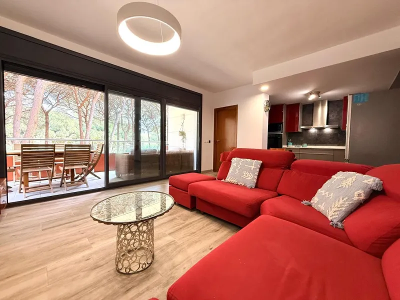 Piso moderno con terraza y servicios premium a 20 metros del mar en Cambrils