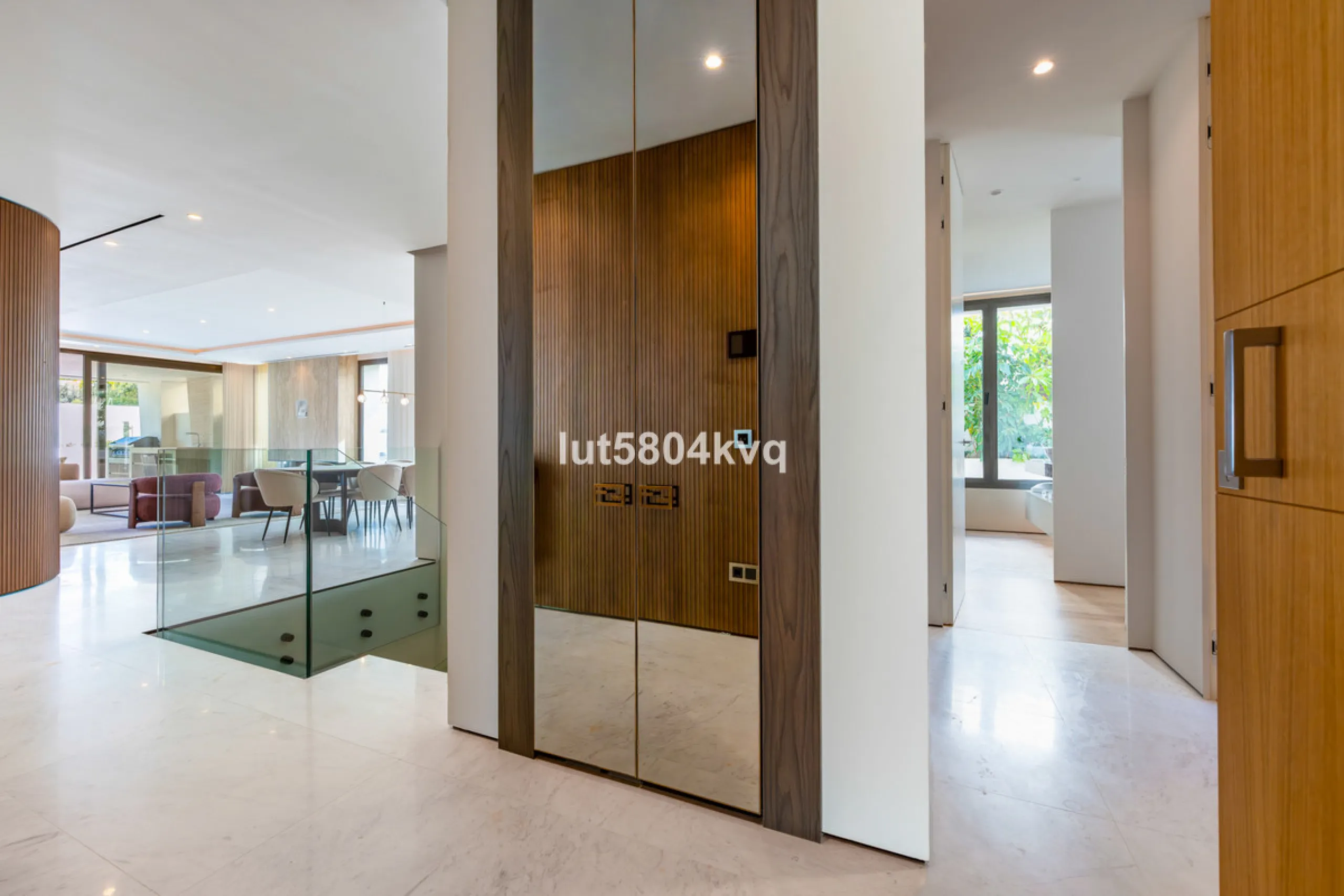 Apartment - Ground Floor Apartment в продаже в Marbella, Málaga. В доме 4 спален и 5 ванных комнат. Площадь дома 443 м²