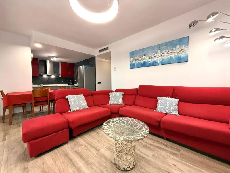Piso moderno con terraza y servicios premium a 20 metros del mar en Cambrils