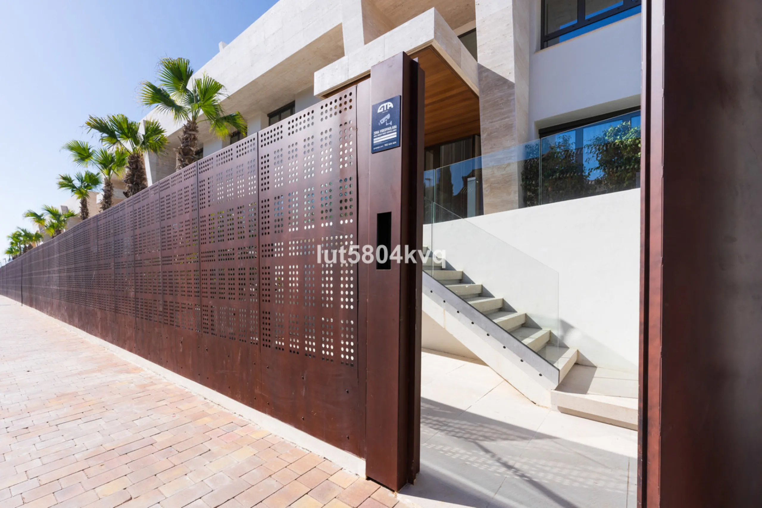Apartment - Ground Floor Apartment в продаже в Marbella, Málaga. В доме 4 спален и 5 ванных комнат. Площадь дома 443 м²