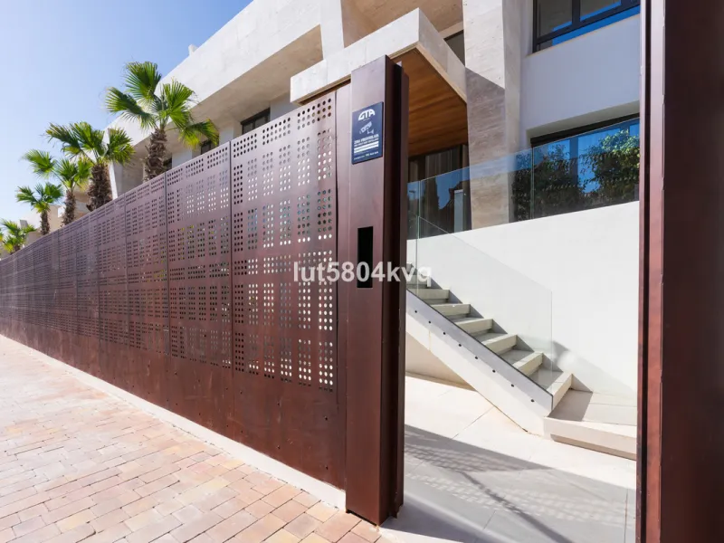 Apartment - Ground Floor Apartment в продаже в Marbella, Málaga. В доме 4 спален и 5 ванных комнат. Площадь дома 443 м²