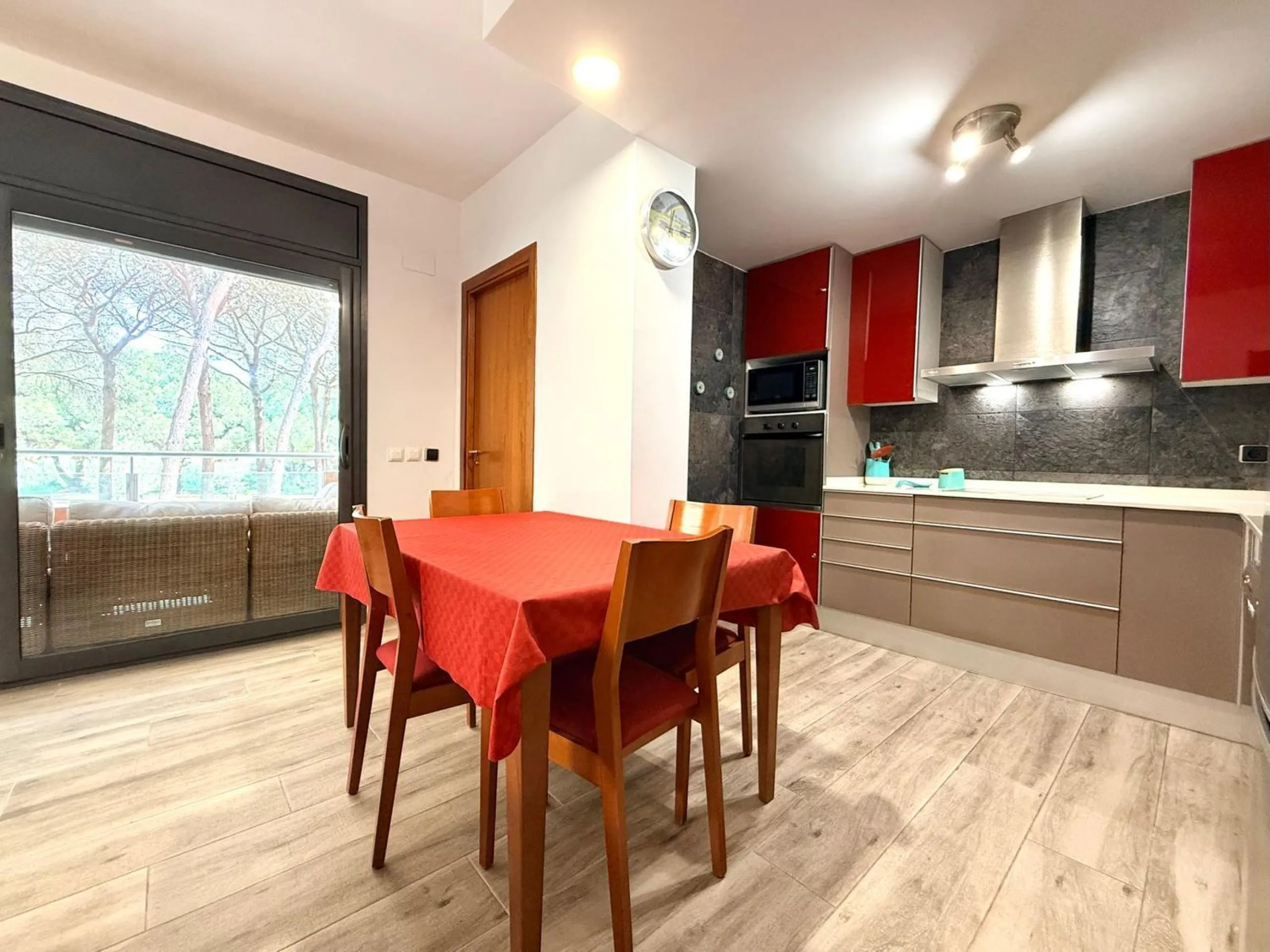 Piso moderno con terraza y servicios premium a 20 metros del mar en Cambrils