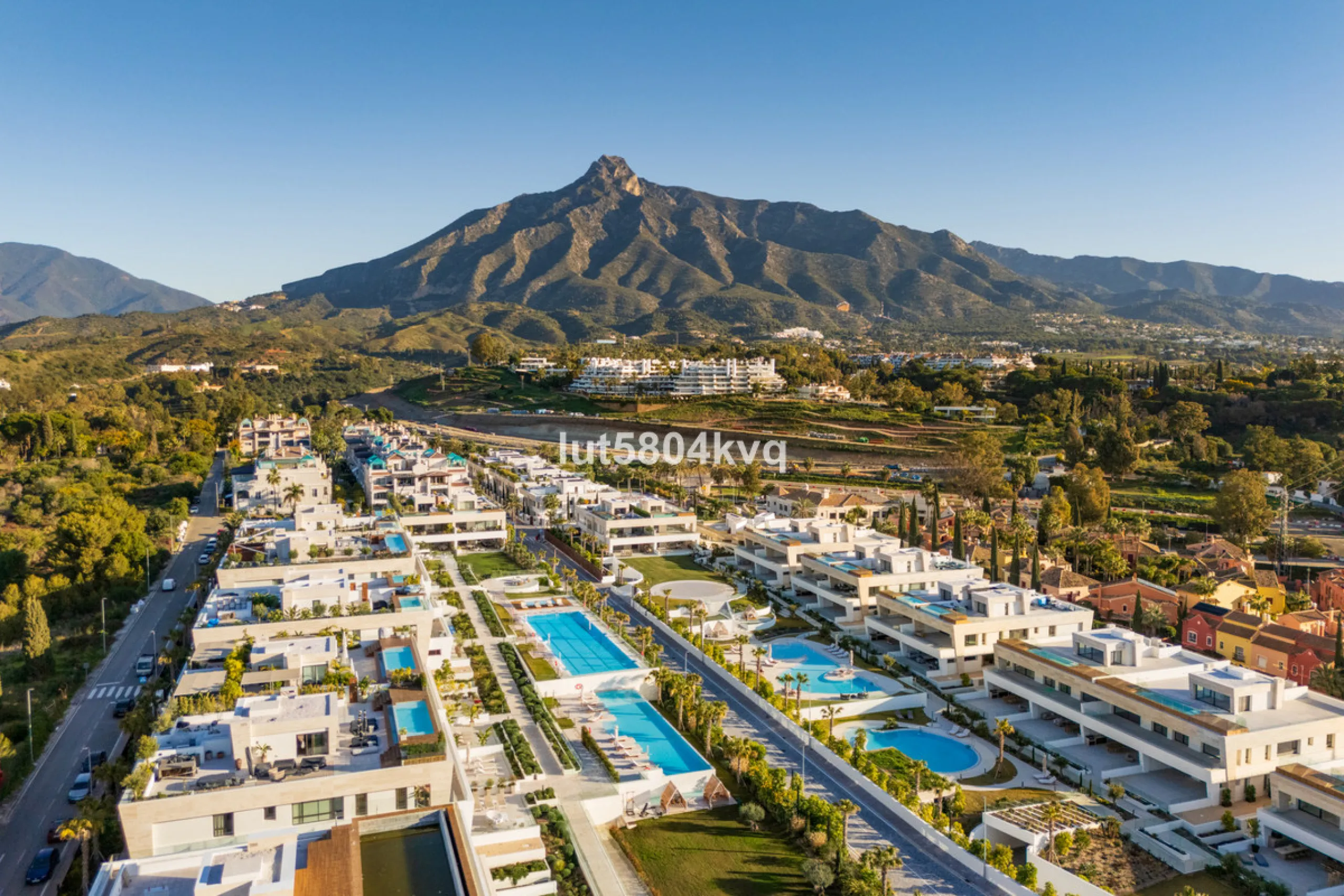 Apartment - Ground Floor Apartment в продаже в Marbella, Málaga. В доме 4 спален и 5 ванных комнат. Площадь дома 443 м²