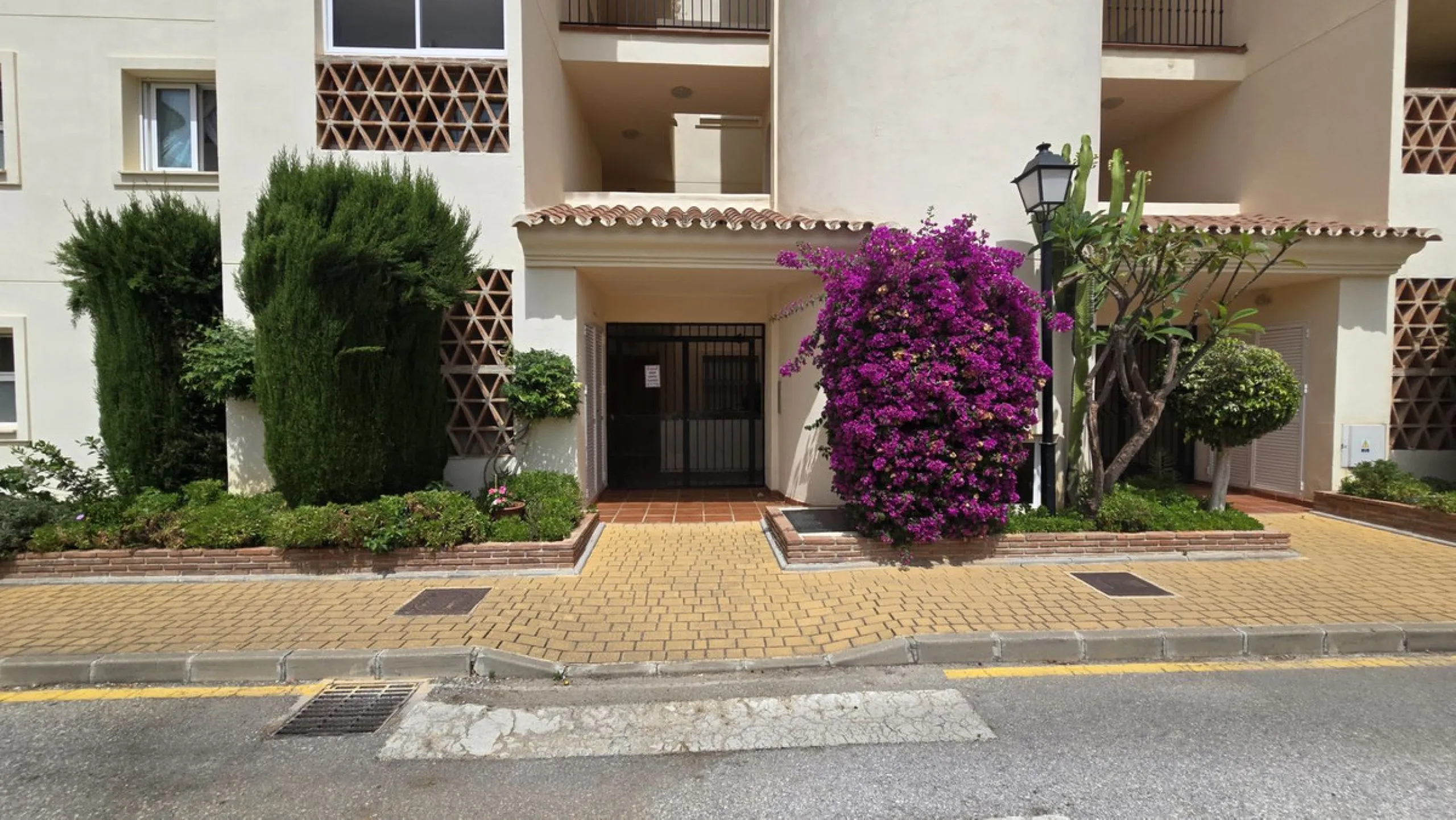 MOTIVATED SELLER. 3 BED 2 BATH. LA CALA HILLS € 420,000. ELEVATED GROUND FLOOR CORNER. AMAZING VIEWS.