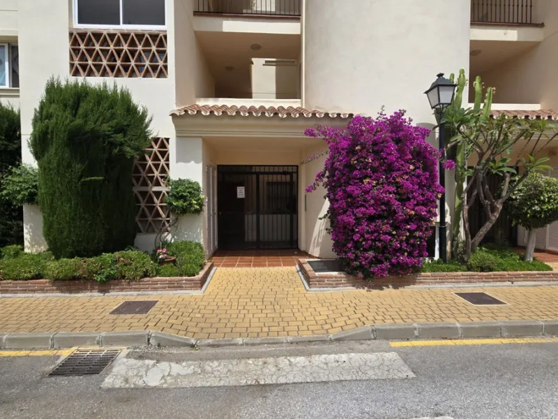 MOTIVATED SELLER. 3 BED 2 BATH. LA CALA HILLS € 420,000. ELEVATED GROUND FLOOR CORNER. AMAZING VIEWS.