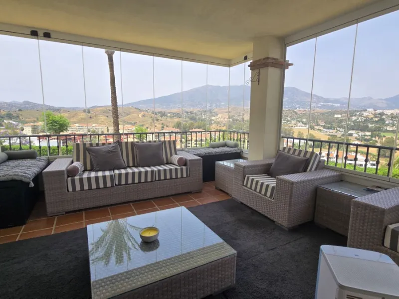 MOTIVATED SELLER. 3 BED 2 BATH. LA CALA HILLS € 420,000. ELEVATED GROUND FLOOR CORNER. AMAZING VIEWS.