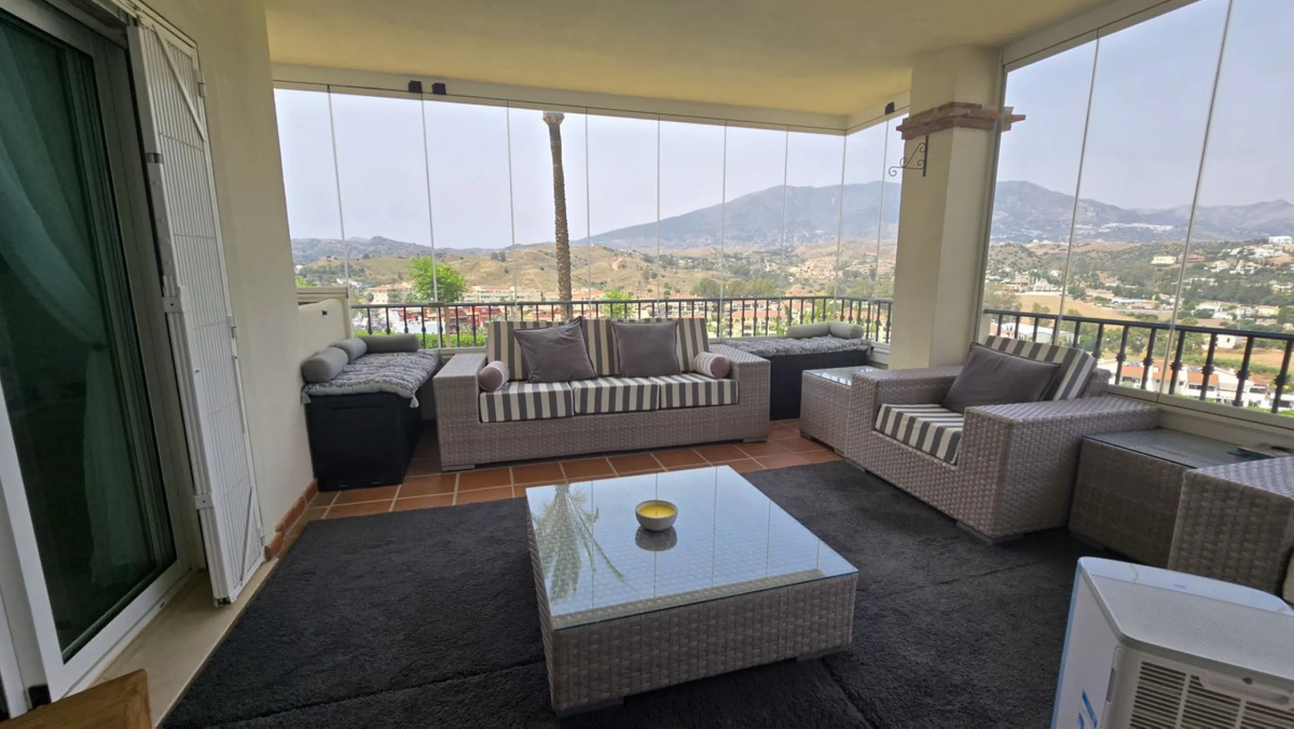 MOTIVATED SELLER. 3 BED 2 BATH. LA CALA HILLS € 420,000. ELEVATED GROUND FLOOR CORNER. AMAZING VIEWS.