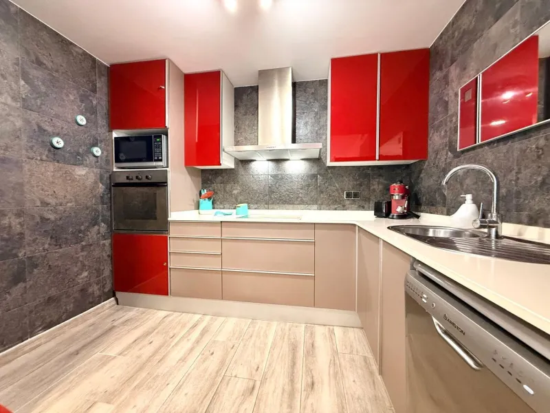 Piso moderno con terraza y servicios premium a 20 metros del mar en Cambrils