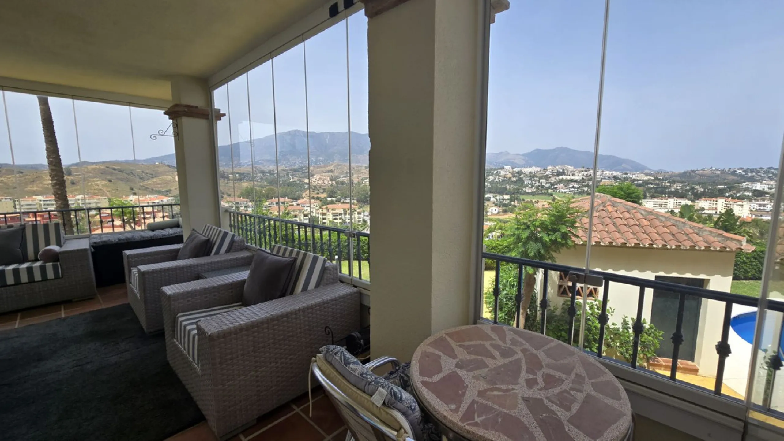 MOTIVATED SELLER. 3 BED 2 BATH. LA CALA HILLS € 420,000. ELEVATED GROUND FLOOR CORNER. AMAZING VIEWS.
