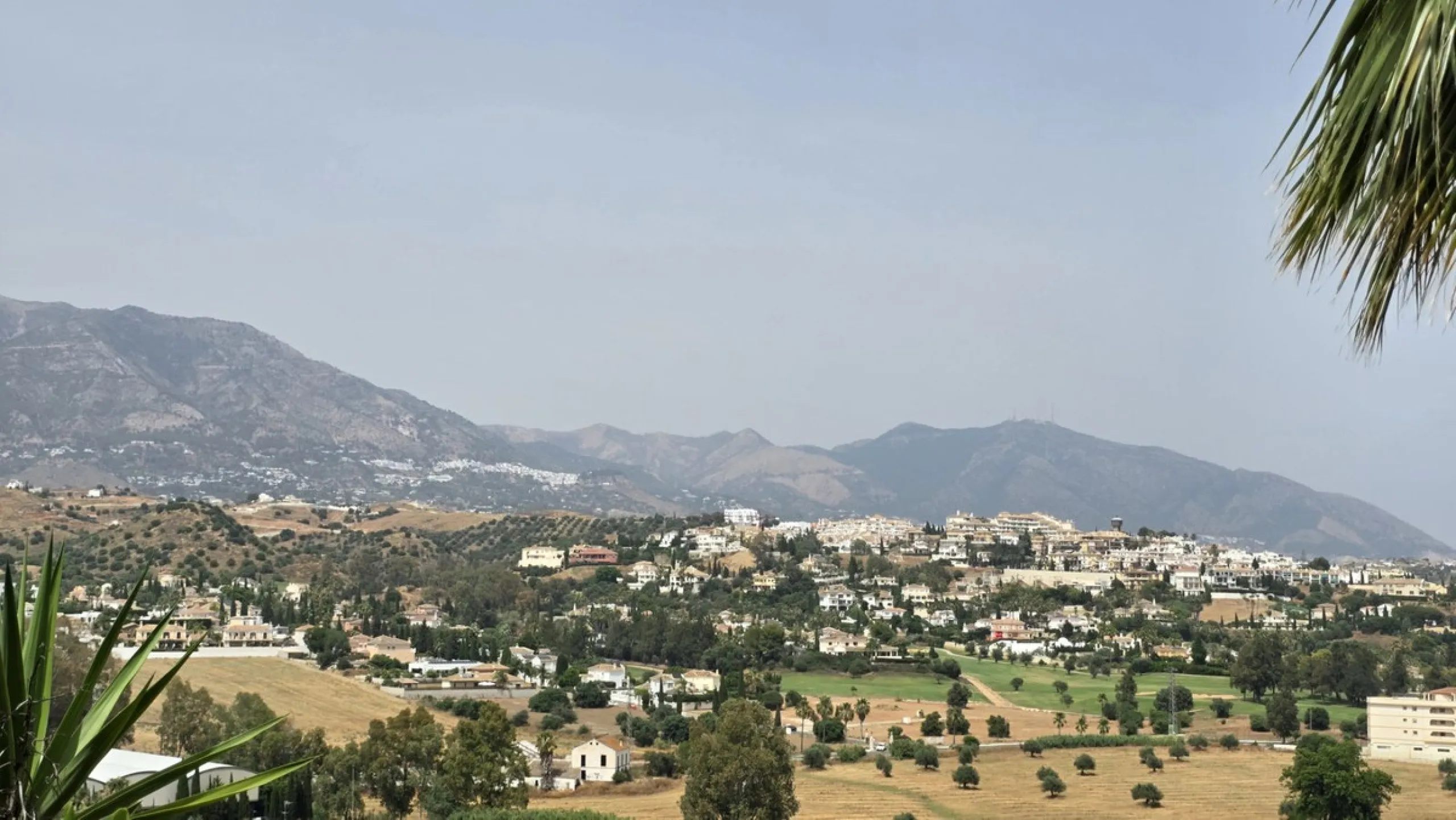 MOTIVATED SELLER. 3 BED 2 BATH. LA CALA HILLS € 420,000. ELEVATED GROUND FLOOR CORNER. AMAZING VIEWS.