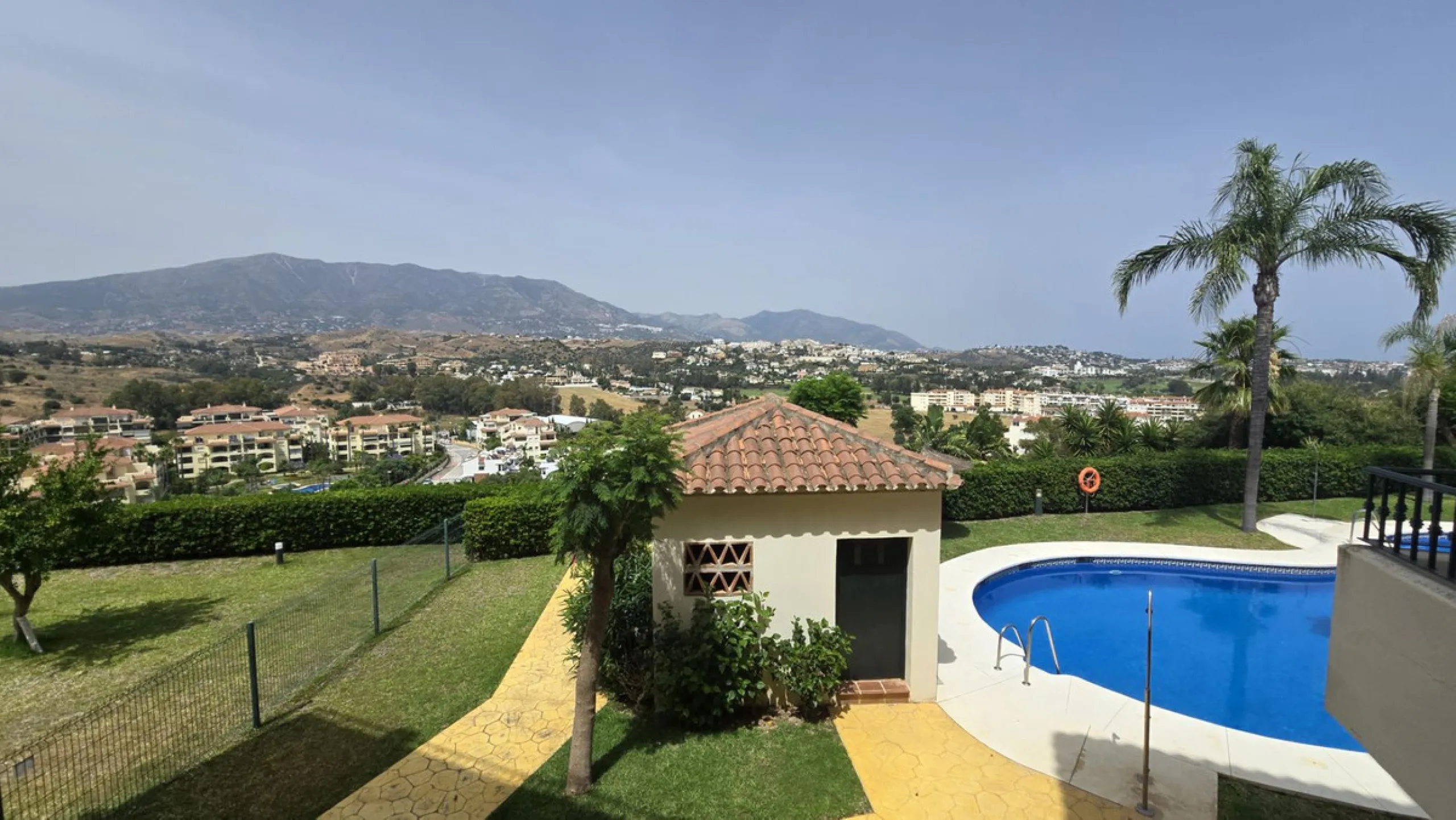 MOTIVATED SELLER. 3 BED 2 BATH. LA CALA HILLS € 420,000. ELEVATED GROUND FLOOR CORNER. AMAZING VIEWS.