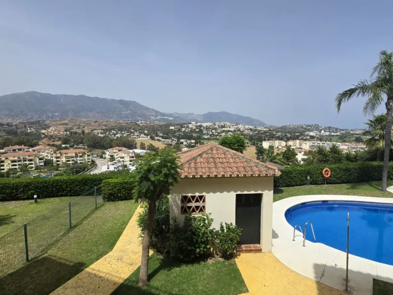 MOTIVATED SELLER. 3 BED 2 BATH. LA CALA HILLS € 420,000. ELEVATED GROUND FLOOR CORNER. AMAZING VIEWS.