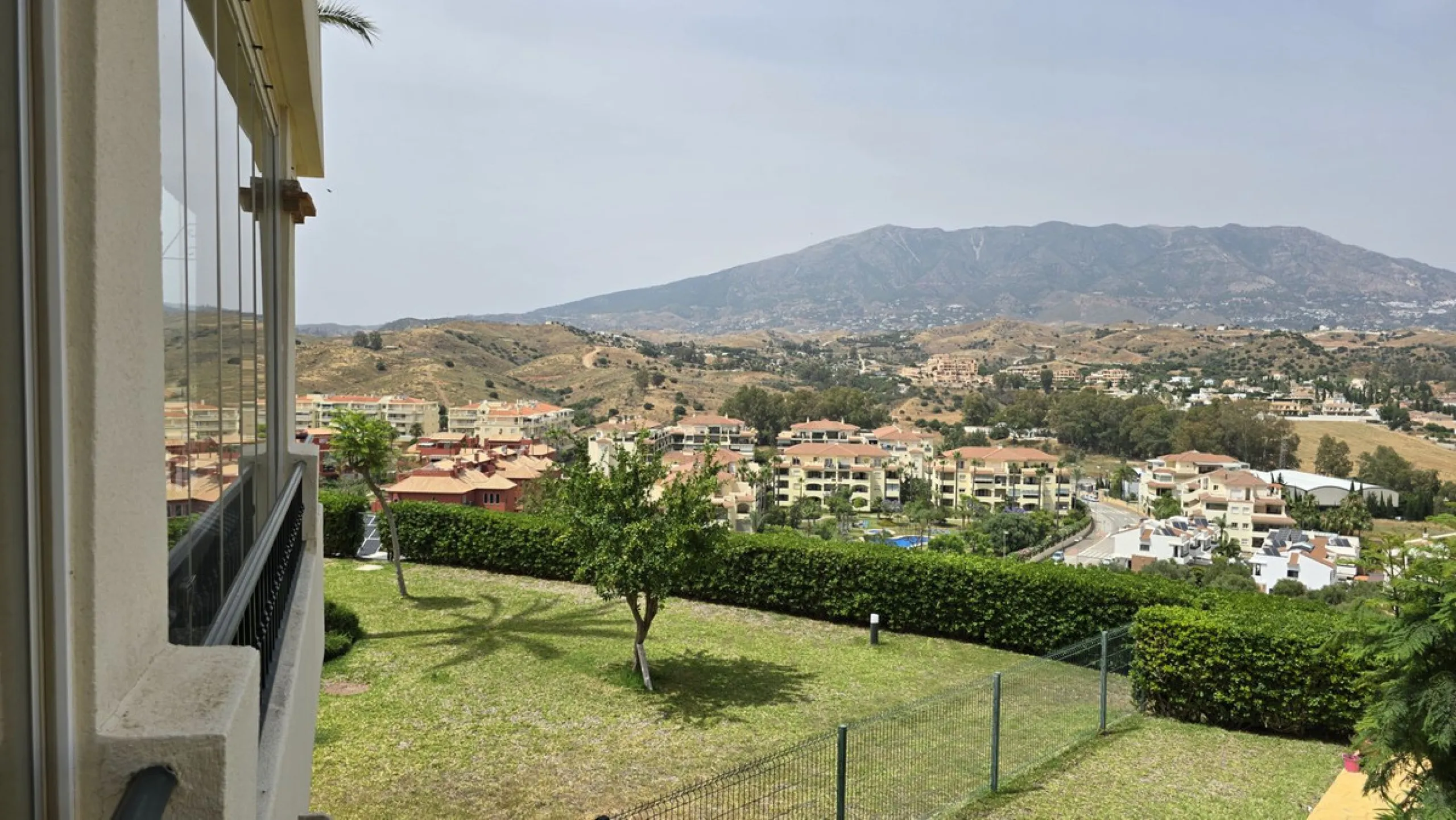 MOTIVATED SELLER. 3 BED 2 BATH. LA CALA HILLS € 420,000. ELEVATED GROUND FLOOR CORNER. AMAZING VIEWS.