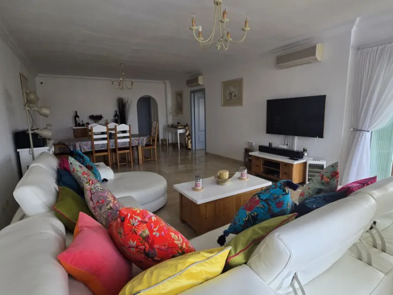 MOTIVATED SELLER. 3 BED 2 BATH. LA CALA HILLS € 420,000. ELEVATED GROUND FLOOR CORNER. AMAZING VIEWS.